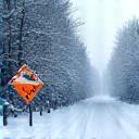 Schnee und Wetter-Symbol, winterliche Straße in Österreich