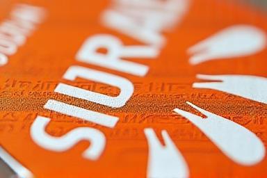 Österreichische Vignette 2024 – Beispielaufkleber, orange und weiß mit Hologrammeffekt